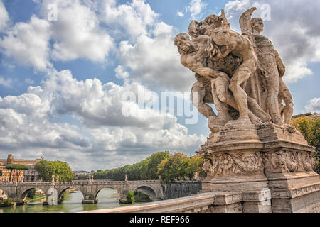 Rome, Italie. L'une des statues au célèbre pont Vittorio Emanuele 2. Sant' Angelo bridge en arrière-plan Banque D'Images