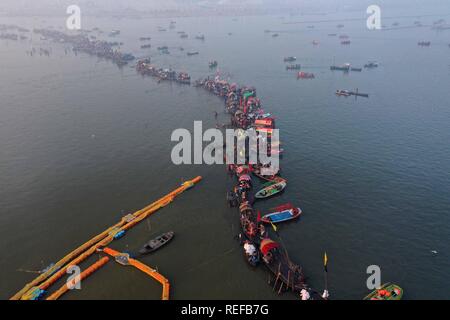 Allahabad, Inde. 21 Jan, 2019. Une vue aérienne montre les dévots se sont réunis à Sangam de prendre une immersion sainte à l'occasion de 'Paush Purnima' au cours de Kumbh Mela, ou pitcher festival. Credit : Prabhat Kumar Verma/Pacific Press/Alamy Live News Banque D'Images