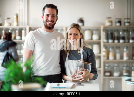 Un portrait de deux vendeuses debout dans zéro déchets boutique, looking at camera. Banque D'Images