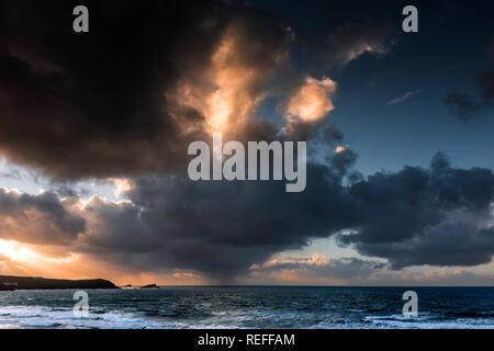 Nuages spectaculaires au coucher du soleil au-dessus de Fistral Newquay Cornwall. Banque D'Images