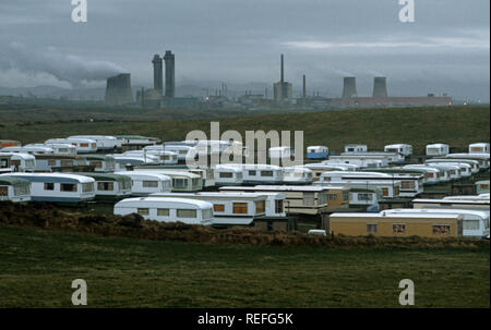 Caravanes en face du site de retraitement de combustible nucléaire de Sellafield sur la ligne de côte de Cumbrie, au nord ouest de l'Angleterre Banque D'Images