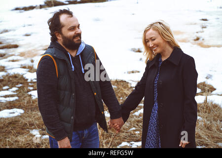 Couple dans le paysage d'hiver Banque D'Images