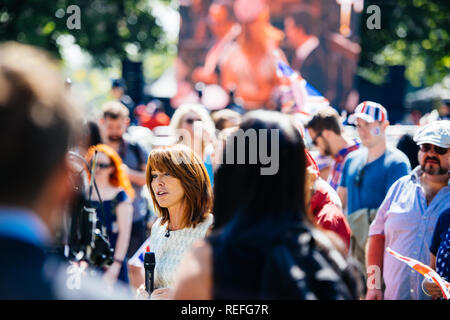 WINDSOR, Berkshire, Royaume-Uni - Mai 19, 2018 : Kay Burley Sky news couverture au cours de la célébration de mariage mariage royal Prince Harry, duc de Sussex et la duchesse de Sussex Meghan Markle Banque D'Images