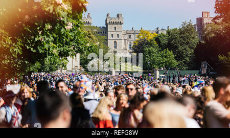 WINDSOR, Berkshire, Royaume-Uni - Mai 19, 2018 : Des milliers en face du château de Windsor au cours de la célébration de mariage mariage royal Prince Harry et actrice à partir de costumes Mme Meghan Markle Banque D'Images