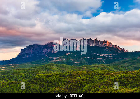 Coucher du soleil à la belle montagne (massif de Montserrat, en Catalogne, Espagne) Banque D'Images