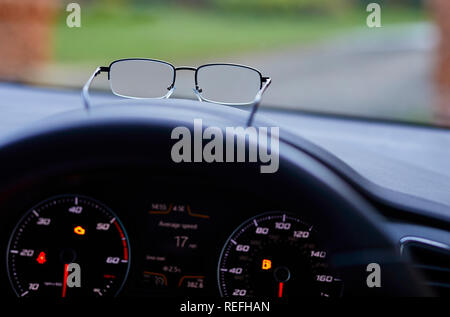 Paire de lunettes sur le tableau de bord de voiture Banque D'Images