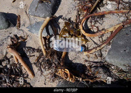 La bouteille de plastique de débris de plage et les cordes lavées sur une plage à Elie Fife en Écosse Banque D'Images