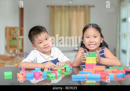 Soeur et frère jouer tour de briques en bois, de jouets et de concept d'apprentissage Banque D'Images