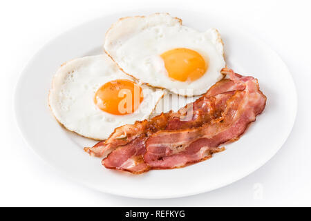 D'œufs au plat et du bacon pour le petit déjeuner isolé sur fond blanc. Close up Banque D'Images