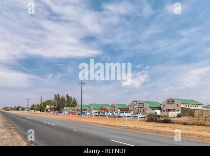 ORANIA, AFRIQUE DU SUD, LE 1 SEPTEMBRE 2018 : l'unité d'Karooplaas centre commercial d'Orania dans la province du Cap du Nord. Les véhicules sont visibles Banque D'Images
