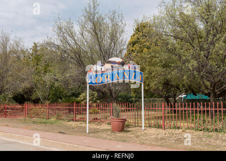 ORANIA, AFRIQUE DU SUD, LE 1 SEPTEMBRE 2018 : un panneau de bienvenue à l'entrée d'Orania dans la province du Cap du Nord Banque D'Images