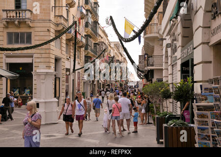 Occupé La rue de la République à La Valette, Malte, plein de gens et se préparer pour leur jour de l'indépendance, le 21 septembre. Banque D'Images