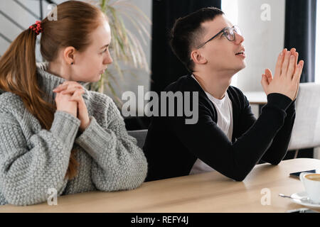 Les gens, les difficultés relationnelles et concept de famille - couple malheureux conflit dans le café Banque D'Images