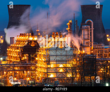 Vue nocturne de l'usine pétrochimique et de la raffinerie Petroineos Grangemouth en Écosse, Royaume-Uni Banque D'Images