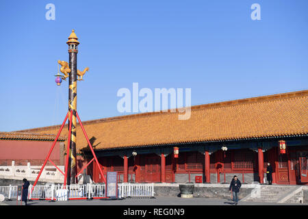 Beijing, Chine. 21 Jan, 2019. Une lanterne céleste est installé avant l'Qianqing Gong, ou le Palais de la pureté céleste, au Musée du Palais, également connu sous le nom de la Cité Interdite, à Beijing, capitale de la Chine, 21 janvier 2019. Les lanternes traditionnelles récupéré par le Musée du Palais conformément à l'archives historiques de la dynastie des Qing (1644-1911) sont ouverts au public du lundi, comme une partie de l'exposition de "célébrer la fête du printemps dans la cité interdite". Liangkuai Crédit : Jin/Xinhua/Alamy Live News Banque D'Images