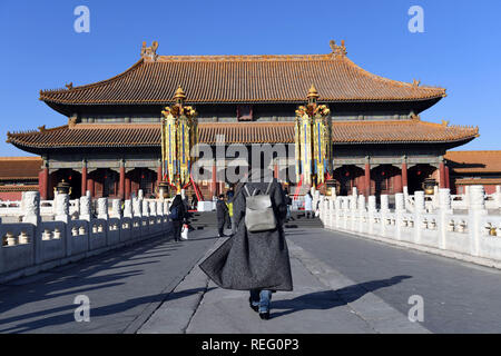 Beijing, Chine. 21 Jan, 2019. Lanternes de longévité sont installés avant l'Qianqing Gong, ou le Palais de la pureté céleste, au Musée du Palais, également connu sous le nom de la Cité Interdite, à Beijing, capitale de la Chine, 21 janvier 2019. Les lanternes traditionnelles récupéré par le Musée du Palais conformément à l'archives historiques de la dynastie des Qing (1644-1911) sont ouverts au public du lundi, comme une partie de l'exposition de "célébrer la fête du printemps dans la cité interdite". Liangkuai Crédit : Jin/Xinhua/Alamy Live News Banque D'Images