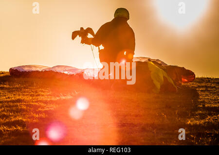 Bo-Peep, Alciston, Lewes, Sussex, Royaume-Uni. 20 janvier 2019. Tiger Cox avec son fidèle faucon de l'animal de compagnie "safire" silhouetted contre le soleil couchant . Banque D'Images