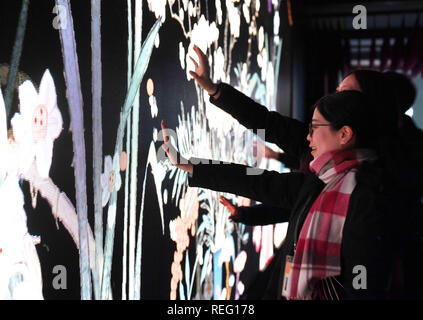 Beijing, Chine. 21 Jan, 2019. Personnes visitent l'expérience immersive numériques exposition qui se tiendra au Palace Museum, également connu sous le nom de la Cité Interdite, à Beijing, capitale de la Chine, 21 janvier 2019. Comme une partie de l'exposition de "célébrer la fête du printemps dans la Cité Interdite", l'exposition numérique doté d'éléments culturels Festival de Printemps aura lieu le 23 janvier. Liangkuai Crédit : Jin/Xinhua/Alamy Live News Banque D'Images