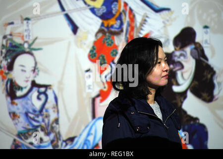 Beijing, Chine. 21 Jan, 2019. Une jeune fille visite l'expérience immersive numériques exposition qui se tiendra au Palace Museum, également connu sous le nom de la Cité Interdite, à Beijing, capitale de la Chine, 21 janvier 2019. Comme une partie de l'exposition de "célébrer la fête du printemps dans la Cité Interdite", l'exposition numérique doté d'éléments culturels Festival de Printemps aura lieu le 23 janvier. Liangkuai Crédit : Jin/Xinhua/Alamy Live News Banque D'Images