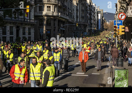 Barcelone, Catalogne, Espagne. 21 Jan, 2019. Une foule de chauffeurs de taxi avec jaune sont vus sur leur chemin à travers la Via Laietana pendant la grève.quatrième journée de grève, après avoir pas reçus dans le Parlement de Catalogne, les chauffeurs de taxi en démonstration ont coupé le trafic provenant de Ronda del Litoral itinéraire, le temps de pré-réservation de la DCV services (Cabify et Uber), que le gouvernement veut fixer à 15 minutes et les syndicats en 12 heures, c'est le point fort du désaccord. Credit : Paco Freire SOPA/Images/ZUMA/Alamy Fil Live News Banque D'Images