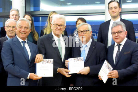 21 janvier 2019, Belgique, Bruxelles : Winfried Kretschmann (2e de gauche, verts), premier ministre du Bade-Wurtemberg, les mains sur une vision de l'Europe développée dans son état fédéral à Jean-Claude Juncker (2e à droite), Président de la Commission européenne. À côté d'eux sont Thomas Strobl (l, CDU), Ministre de l'intérieur du Bade-Wurtemberg, et Guido Wolf (r, CDU), Ministre de l'Europe de Bade-Wurtemberg. Photo : afp/Grachtrup Bettina Banque D'Images