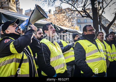 Barcelone, Catalogne, Espagne. 21 Jan, 2019. Tito Ãlvarez, chef de l'Union des chauffeurs de taxi Élite est vu scandant des slogans sur un mégaphone pendant la grève.quatrième journée de grève, après avoir pas reçus dans le Parlement de Catalogne, les chauffeurs de taxi en démonstration ont coupé le trafic provenant de Ronda del Litoral itinéraire, le temps de pré-réservation de la DCV services (Cabify et Uber), que le gouvernement veut fixer à 15 minutes et les syndicats en 12 heures, c'est le point fort du désaccord. Credit : Paco Freire SOPA/Images/ZUMA/Alamy Fil Live News Banque D'Images