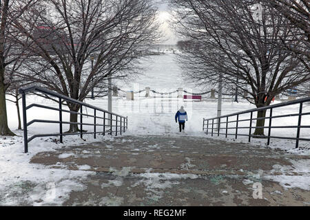 Cleveland, Ohio, USA, 21 janvier 2019. Un homme solitaire affronte les temps très froid qui a suivi la tempête Harper. La Northcoast Harbour au large des rives du lac Érié est gelés, la première fois cette saison d'hiver. Credit : Mark Kanning/Alamy Live News. Banque D'Images