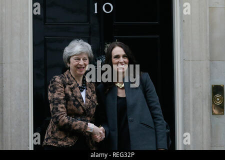 (190121) -- Londres, 21 janvier 2019 (Xinhua) -- Le Premier ministre britannique Theresa May (L) se réunit avec le Premier Ministre néo-zélandais Jacinda Ardern au 10 Downing street, à Londres, Grande-Bretagne, le 21 janvier 2019. (Xinhua/Tim Ireland) Banque D'Images