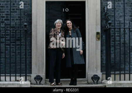 (190121) -- Londres, 21 janvier 2019 (Xinhua) -- Le Premier ministre britannique Theresa May (L) se réunit avec le Premier Ministre néo-zélandais Jacinda Ardern au 10 Downing street, à Londres, Grande-Bretagne, le 21 janvier 2019. (Xinhua/Tim Ireland) Banque D'Images