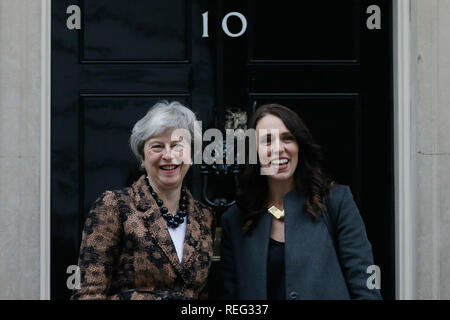 (190121) -- Londres, 21 janvier 2019 (Xinhua) -- Le Premier ministre britannique Theresa May (L) se réunit avec le Premier Ministre néo-zélandais Jacinda Ardern au 10 Downing street, à Londres, Grande-Bretagne, le 21 janvier 2019. (Xinhua/Tim Ireland) Banque D'Images