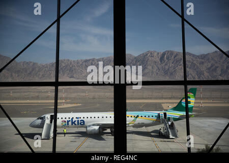 Eilat, Israël. 21 Jan, 2019. Un avion est vu à l'aéroport nouveau Ramon près de la ville côtière de la mer Rouge, Eilat, Israël, le 21 janvier 2019. Le Premier ministre israélien Benjamin Netanyahu a déclaré qu'Israël est beaucoup plus accessible pour les vols internationaux, lors d'une cérémonie de lancement de la deuxième aéroport international du pays, lundi. Jusqu'à présent, Israël n'avait qu'un seul, l'aéroport international Ben Gurion, situé au centre d'Israël, près de la ville de Tel Aviv. Le nouvel aéroport sera beaucoup plus pratique pour les visiteurs et les résidents du sud de l'Israël. Source : Xinhua/JINI/Alamy Live News Banque D'Images