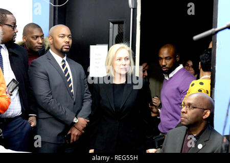 New York, NY, USA. 21 Jan 2019. L'Assemblée annuelle de Martin Luther King, une célébration a été organisée par le révérend Al Sharpton, le 21 janvier 2018 au siège du réseau national d'action à Harlem, New York et les apparences et les discours par le révérend Al Sharpton, le sénateur Kirsten Gillibrand, le maire Bill De Blasio, le sénateur Charles Schumer, M. Jerry Nadler et autres sur cette fête nationale aux États-Unis, qui honore la fin des droits civiques anniversaire. Sur la photo, c'est nous le sénateur KIRSTEN GILLIBRAND (D-NY) centre. © 2019 Credit : Ronald G. Lopez/Alamy Live News Banque D'Images