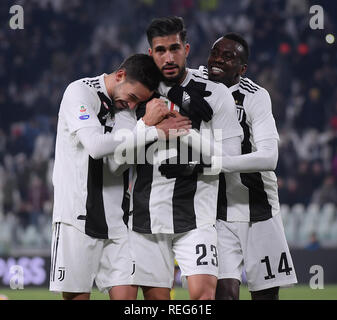 Turin, Italie. 21 Jan, 2019. La Juventus FC' Emre Can (C) célèbre son but avec ses coéquipiers au cours de la Serie A match de foot entre FC Juventus et Chievo Vérone à Turin, Italie, le 21 janvier 2019. La Juventus FC a gagné 3-0. Credit : Alberto Lingria/Xinhua/Alamy Live News Banque D'Images