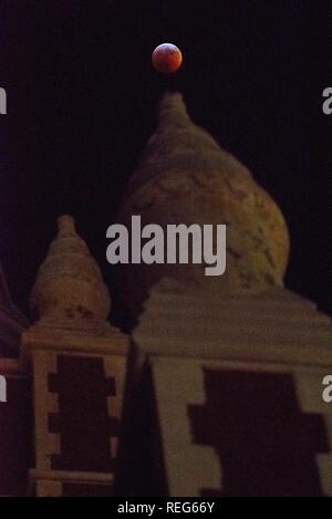 New York, USA. 20 Jan 2019. Un Super Loup Lune de sang vu au-dessus de l'église de Saint Antoine de Padoue à New York lors d'une éclipse lunaire totale le 21 janvier 2019. Crédit : Erik Pendzich/Alamy Live News Banque D'Images