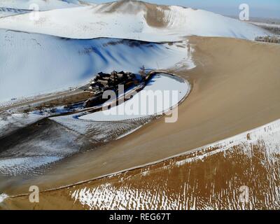 Jiuquan. 21 Jan, 2019. Photo aérienne prise le 21 janvier 2019 montre la vue du Croissant de lune couverte de neige printemps sur l'endroit pittoresque montagne Mingsha Dunhuang, dans le nord-ouest de la Chine, la province du Gansu. Credit : Zhang Xiaoliang/Xinhua/Alamy Live News Banque D'Images