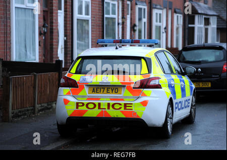 Bolton, Lancashire, UK. 22 janvier 2019. La scène de rue Arthur, petit levier, Bolton, Lancashire où une femme et ses deux jeunes enfants ont été trouvés morts le lundi (21 Janvier) après-midi. Police n'a pas confirmé l'identité, mais la femme a été nommé localement comme Tiffany Stevens. La police peut être vu à l'adresse aujourd'hui et des enquêtes sur les circonstances entourant la mort sont en cours, le PSG a dit l'inspecteur de service. Photo par : Paul Heyes/Alamy Live News Banque D'Images