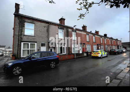 Bolton, Lancashire, UK. 22 janvier 2019. La scène de rue Arthur, petit levier, Bolton, Lancashire où une femme et ses deux jeunes enfants ont été trouvés morts le lundi (21 Janvier) après-midi. Police n'a pas confirmé l'identité, mais la femme a été nommé localement comme Tiffany Stevens. La police peut être vu à l'adresse aujourd'hui et des enquêtes sur les circonstances entourant la mort sont en cours, le PSG a dit l'inspecteur de service. Photo par : Paul Heyes/Alamy Live News Banque D'Images