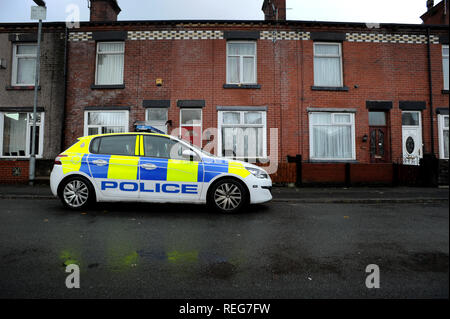 Bolton, Lancashire, UK. 22 janvier 2019. La scène de rue Arthur, petit levier, Bolton, Lancashire où une femme et ses deux jeunes enfants ont été trouvés morts le lundi (21 Janvier) après-midi. Police n'a pas confirmé l'identité, mais la femme a été nommé localement comme Tiffany Stevens. La police peut être vu à l'adresse aujourd'hui et des enquêtes sur les circonstances entourant la mort sont en cours, le PSG a dit l'inspecteur de service. Photo par : Paul Heyes/Alamy Live News Banque D'Images