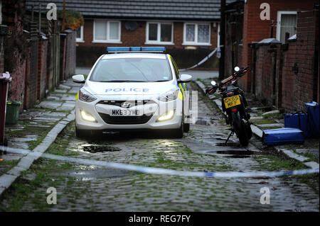 Bolton, Lancashire, UK. 22 janvier 2019. La scène de rue Arthur, petit levier, Bolton, Lancashire où une femme et ses deux jeunes enfants ont été trouvés morts le lundi (21 Janvier) après-midi. Police n'a pas confirmé l'identité, mais la femme a été nommé localement comme Tiffany Stevens. La police peut être vu à l'adresse aujourd'hui et des enquêtes sur les circonstances entourant la mort sont en cours, le PSG a dit l'inspecteur de service. Photo par : Paul Heyes/Alamy Live News Banque D'Images