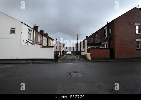 Bolton, Lancashire, UK. 22 janvier 2019. La scène de rue Arthur, petit levier, Bolton, Lancashire où une femme et ses deux jeunes enfants ont été trouvés morts le lundi (21 Janvier) après-midi. Police n'a pas confirmé l'identité, mais la femme a été nommé localement comme Tiffany Stevens. La police peut être vu à l'adresse aujourd'hui et des enquêtes sur les circonstances entourant la mort sont en cours, le PSG a dit l'inspecteur de service. Photo par : Paul Heyes/Alamy Live News Banque D'Images