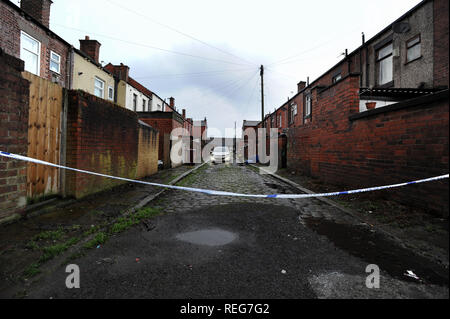 Bolton, Lancashire, UK. 22 janvier 2019. La scène de rue Arthur, petit levier, Bolton, Lancashire où une femme et ses deux jeunes enfants ont été trouvés morts le lundi (21 Janvier) après-midi. Police n'a pas confirmé l'identité, mais la femme a été nommé localement comme Tiffany Stevens. La police peut être vu à l'adresse aujourd'hui et des enquêtes sur les circonstances entourant la mort sont en cours, le PSG a dit l'inspecteur de service. Photo par : Paul Heyes/Alamy Live News Banque D'Images