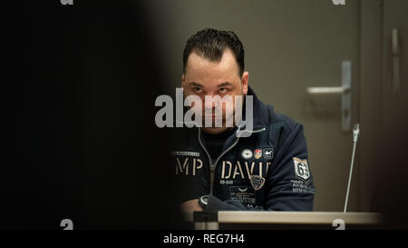 Oldenburg, Allemagne. 22 janvier, 2019. Niels Högel, accusé du meurtre de 100 patients, est assis dans la salle d'audience au jour de procès. L'ex-infirmière, qui a déjà été condamné à la prison à vie pour deux meurtres en 2015, entre autres choses, a été le procès de nouveau depuis la fin du mois d'octobre 2018. Credit : Mohssen Assanimoghaddam/dpa/Alamy Live News Banque D'Images