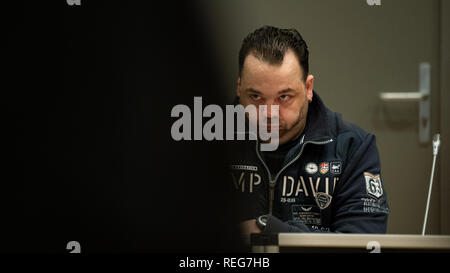 Oldenburg, Allemagne. 22 janvier, 2019. Niels Högel, accusé du meurtre de 100 patients, est assis dans la salle d'audience au jour de procès. L'ex-infirmière, qui a déjà été condamné à la prison à vie pour deux meurtres en 2015, entre autres choses, a été le procès de nouveau depuis la fin du mois d'octobre 2018. Credit : Mohssen Assanimoghaddam/dpa/Alamy Live News Banque D'Images