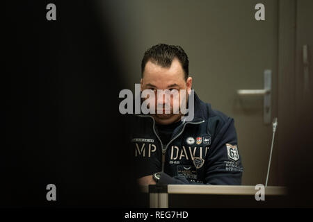 Oldenburg, Allemagne. 22 janvier, 2019. Niels Högel, accusé du meurtre de 100 patients, est assis dans la salle d'audience au jour de procès. L'ex-infirmière, qui a déjà été condamné à la prison à vie pour deux meurtres en 2015, entre autres choses, a été le procès de nouveau depuis la fin du mois d'octobre 2018. Credit : Mohssen Assanimoghaddam/dpa/Alamy Live News Banque D'Images