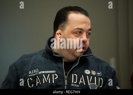 Oldenburg, Allemagne. 22 janvier, 2019. Niels Högel, accusé du meurtre de 100 patients, est assis dans la salle d'audience au jour de procès. L'ex-infirmière, qui a déjà été condamné à la prison à vie pour deux meurtres en 2015, entre autres choses, a été le procès de nouveau depuis la fin du mois d'octobre 2018. Credit : Mohssen Assanimoghaddam/dpa/Alamy Live News Banque D'Images