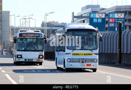 Tokyo, Japon. 22 janvier, 2019. All Nippon Airways (ANA) conduite autonome assure la liaison à l'aire de l'aéroport Haneda de Tokyo pour un essai sur le terrain entre le terminal principal et le terminal satellite le mardi 22 janvier, 2019. ANA et 5 autres sociétés, Aichi Steel, SB, Advanced Smart mobility Nippo et NEC a effectué le test de conduite de bus sans conducteur avec l'aide de la technologie de pistage magnétique même s singnals GPS ne sont pas disponibles. Credit : Yoshio Tsunoda/AFLO/Alamy Live News Banque D'Images