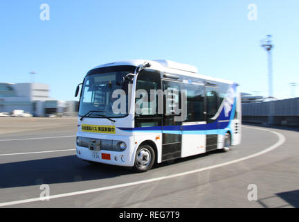 Tokyo, Japon. 22 janvier, 2019. All Nippon Airways (ANA) conduite autonome assure la liaison à l'aire de l'aéroport Haneda de Tokyo pour un essai sur le terrain entre le terminal principal et le terminal satellite le mardi 22 janvier, 2019. ANA et 5 autres sociétés, Aichi Steel, SB, Advanced Smart mobility Nippo et NEC a effectué le test de conduite de bus sans conducteur avec l'aide de la technologie de pistage magnétique même s singnals GPS ne sont pas disponibles. Credit : Yoshio Tsunoda/AFLO/Alamy Live News Banque D'Images