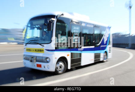 Tokyo, Japon. 22 janvier, 2019. All Nippon Airways (ANA) conduite autonome assure la liaison à l'aire de l'aéroport Haneda de Tokyo pour un essai sur le terrain entre le terminal principal et le terminal satellite le mardi 22 janvier, 2019. ANA et 5 autres sociétés, Aichi Steel, SB, Advanced Smart mobility Nippo et NEC a effectué le test de conduite de bus sans conducteur avec l'aide de la technologie de pistage magnétique même s singnals GPS ne sont pas disponibles. Credit : Yoshio Tsunoda/AFLO/Alamy Live News Banque D'Images