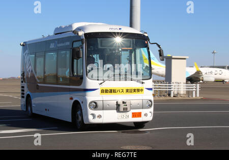 Tokyo, Japon. 22 janvier, 2019. All Nippon Airways (ANA) conduite autonome assure la liaison à l'aire de l'aéroport Haneda de Tokyo pour un essai sur le terrain entre le terminal principal et le terminal satellite le mardi 22 janvier, 2019. ANA et 5 autres sociétés, Aichi Steel, SB, Advanced Smart mobility Nippo et NEC a effectué le test de conduite de bus sans conducteur avec l'aide de la technologie de pistage magnétique même s singnals GPS ne sont pas disponibles. Credit : Yoshio Tsunoda/AFLO/Alamy Live News Banque D'Images