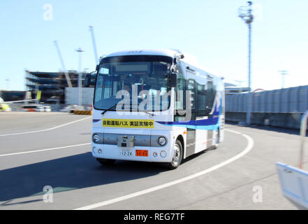 Tokyo, Japon. 22 janvier, 2019. All Nippon Airways (ANA) conduite autonome assure la liaison à l'aire de l'aéroport Haneda de Tokyo pour un essai sur le terrain entre le terminal principal et le terminal satellite le mardi 22 janvier, 2019. ANA et 5 autres sociétés, Aichi Steel, SB, Advanced Smart mobility Nippo et NEC a effectué le test de conduite de bus sans conducteur avec l'aide de la technologie de pistage magnétique même s singnals GPS ne sont pas disponibles. Credit : Yoshio Tsunoda/AFLO/Alamy Live News Banque D'Images